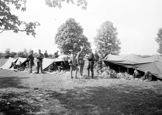 Biwak der Infanteristen im Jura. Die Zelte sind mit Stroh ausgelegt