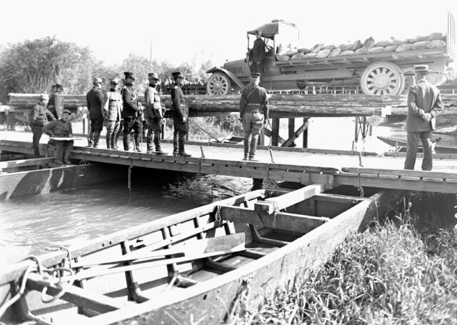 Offiziere kontrollieren die Belastungsprobe der Pfahljochbrücke