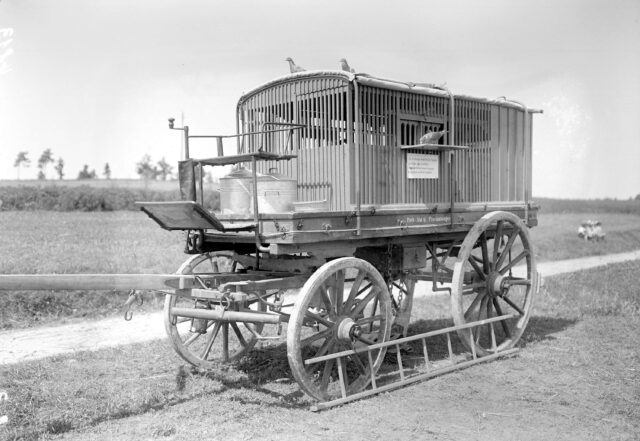 Ein mobiler Brieftaubenwagen