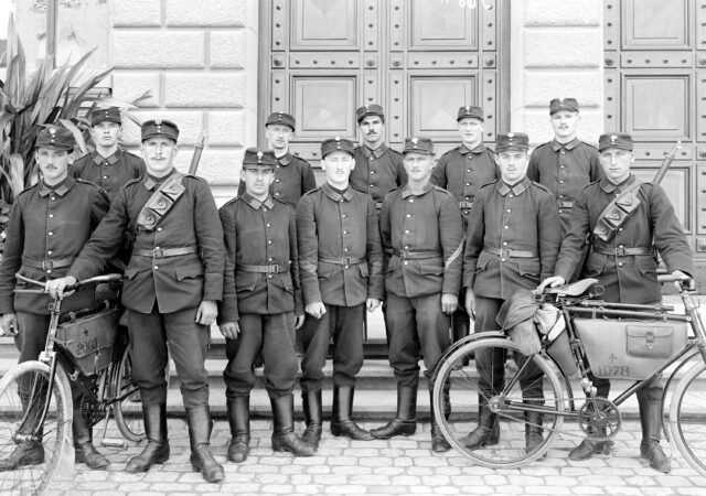 Gruppe von Radfahrern des Armeestabes
