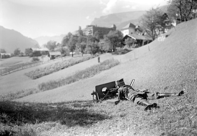 Maschinengewehr in Stellung vor dem Dorf Grindelwald