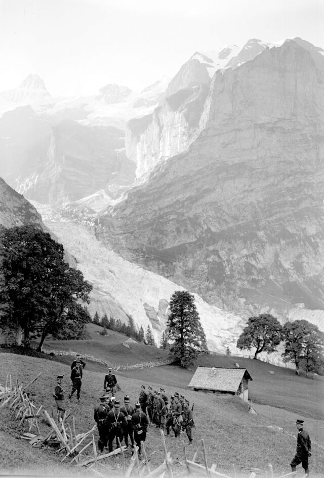 Übungsbesprechung der Mitrailleure vor dem Gletscher von Grindelwald