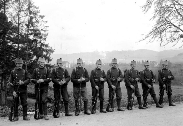 Grenzwachtmannschaft in Oberwiesen bei Schleitheim. Im Hintergrund das Städtchen mit Schloss Stühlingen