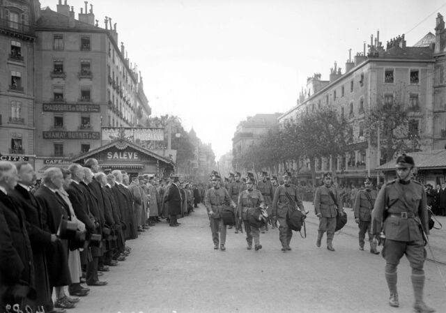 Infanteristen defilieren an Würdenträgern vorbei anlässlich des Begräbnisses von Oberst-KKdt Audéoud