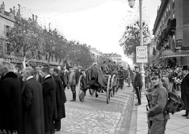 Der Sarg von Oberst-KKdt Audéoud auf den Strassen von Genf