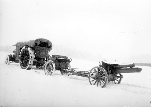 Ein Lastwagen als Zugmaschine für eine 15cm Haubitze