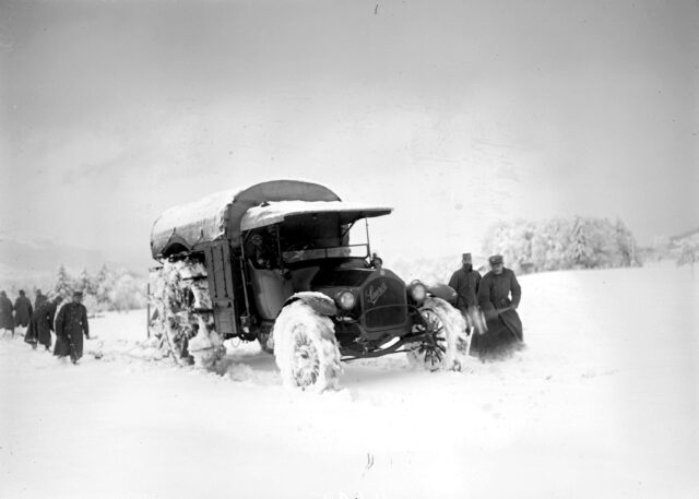 Ein Saurer Lastwagen kämpft sich durch den Schnee