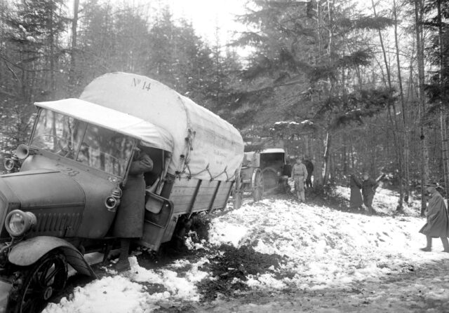 Ein Lastwagen als Zugmaschine einer 15cm Haubitze ist im Morast eingesunken