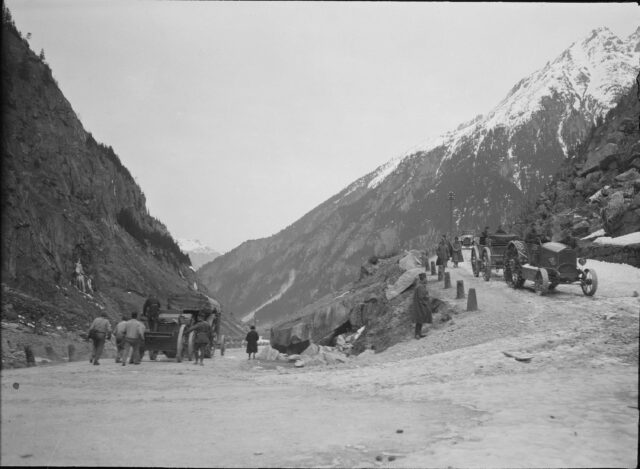 Ein Lastwagen und ein Traktor auf der Rückfahrt von der Gotthardstrasse