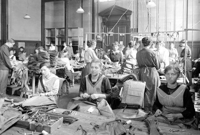 Frauen bei der Arbeit in einer improvisierten Uniformschneiderei