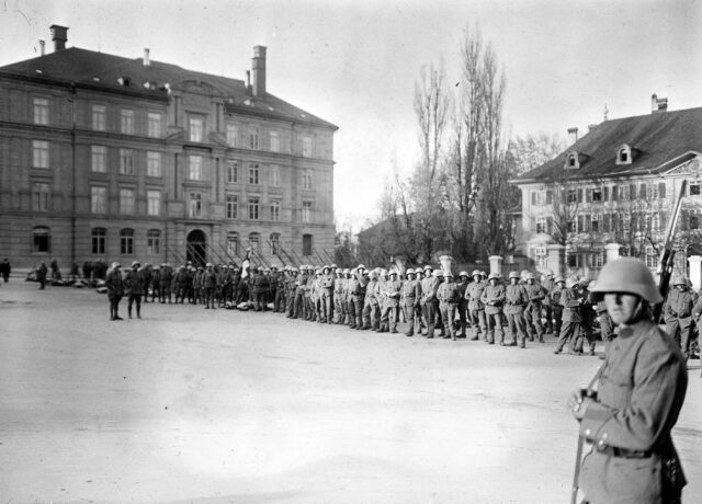 Truppen während des Landesstreiks auf dem Waisenhausplatz