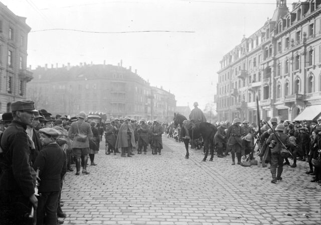 Truppen während des Landesstreiks auf dem Bubenbergplatz