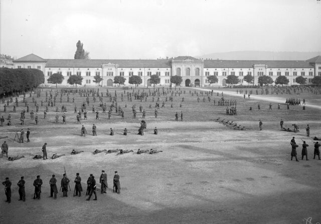 Rekrutenausbildung in der Kaserne Zürich