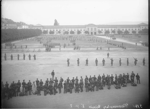 Rekruten bei der Ausbildung auf dem Gelände der Kaserne Zürich