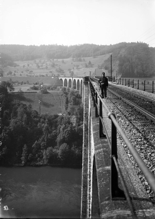 Bewachung eines grossen Bahnviadukts an der Linie Zürich - Schaffhausen