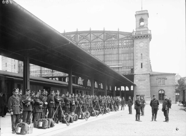 Landsturmtruppen zur Bewachung des Bahnhofs Zürich