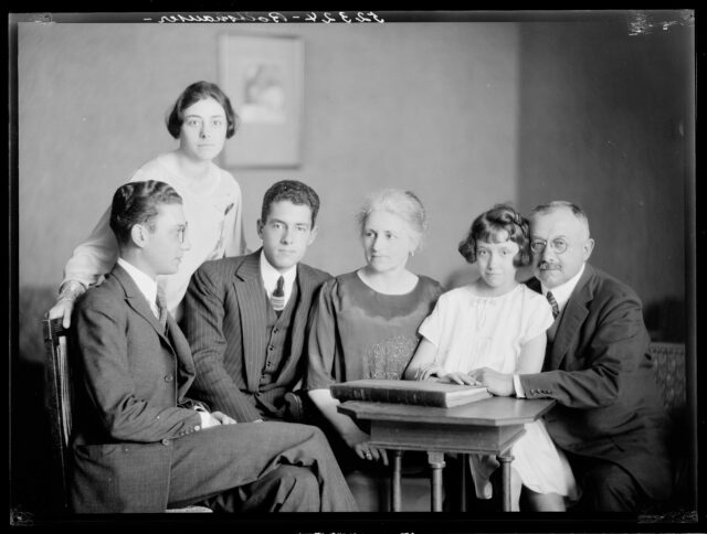 Porträt Familie Boltshauser, sechs Personen