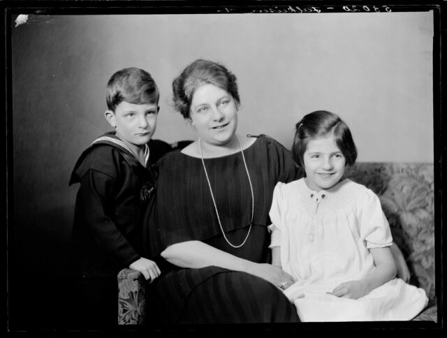 Porträt Familie Falkeisen-Escher, drei Personen