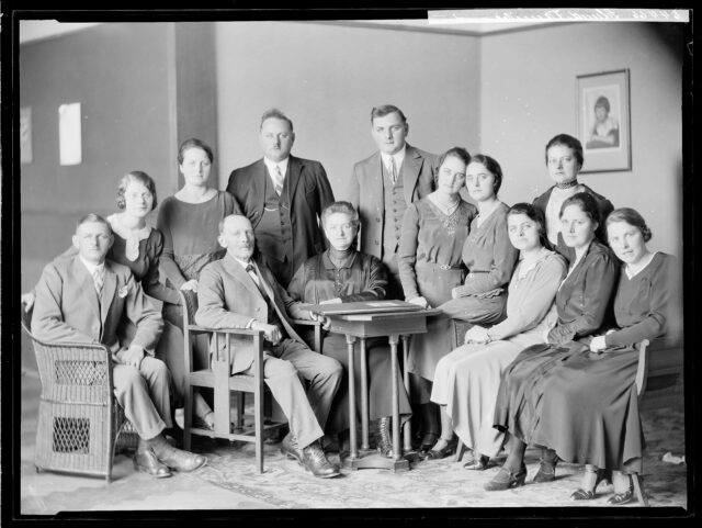 Gruppenporträt Familie Schmid, dreizehn Personen