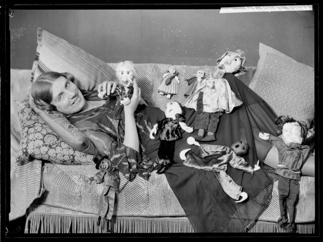 Porträt Frau Helene Lauge mit Puppen