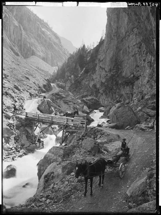 Kandersteg; Chluse -- Transport, Verkehr; Fuhrwerk; Pferd; Haustier; Tierdarstellung; Bauarbeit