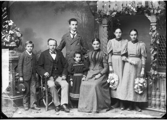 Reusser, Johannes (1848-1921); Reusser, Emma Mathilde (1849-1918); Reusser, Hermann Johannes (1880-19??); Reusser, Bertha Emilie (1881-1933); Reusser, Elise (1883-?); Reusser, Emil (1886-1941); Küenzi, Ida (1891-?)