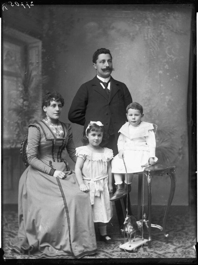 Lohner, Karl Emil (1865-1959); Lohner, Helene Elisabeth (1876-1953); Donau, geb. Lohner, Helene Bertha Margaritha (1895-?); Lohner, Erich Johannes Emil (1897-1941)