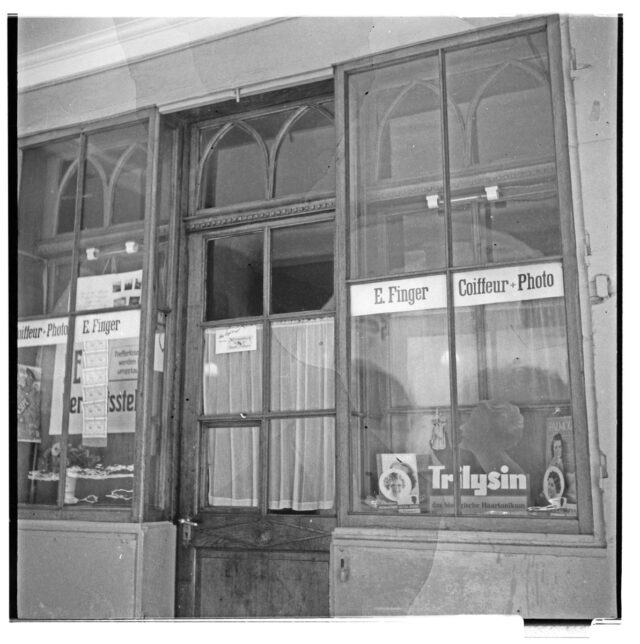 Schaufenster von Ernst Heinrich Finger, Postgasse 58 (Coiffeur + Photo)