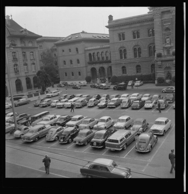 Parkierte Autos auf dem Bundesplatz