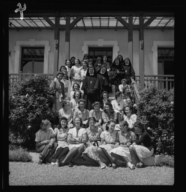 Villa Beata mit Schülerinnen und Lehrerinnen