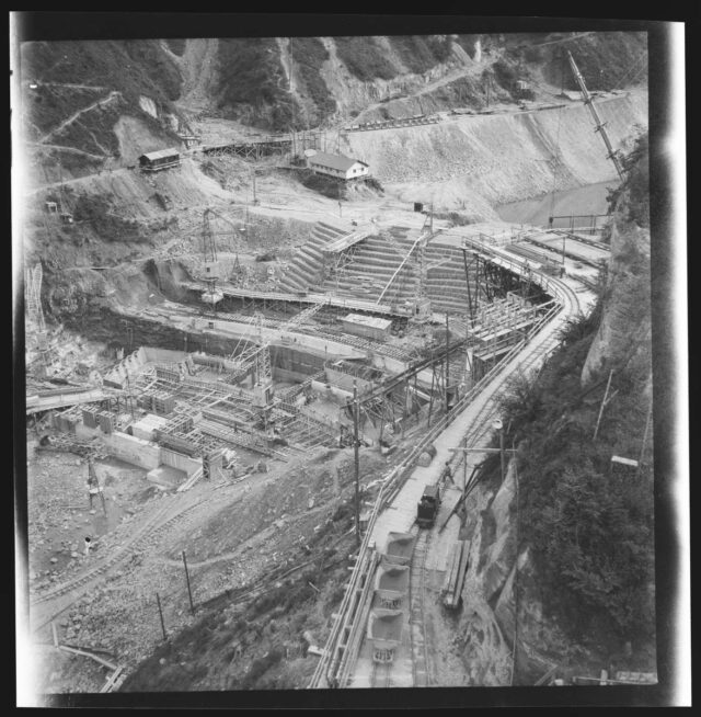 Bau des Staudammes von Rossens