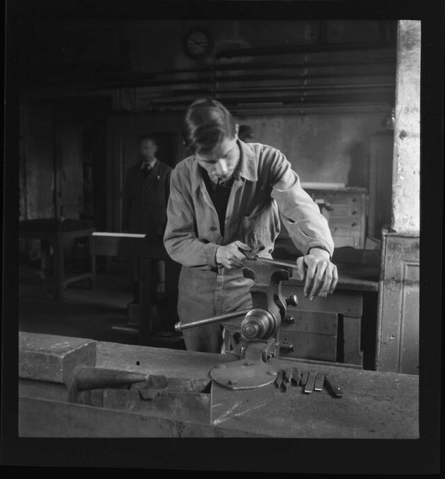 Schlosserlehrling in der Lehrwerkstätte Bern