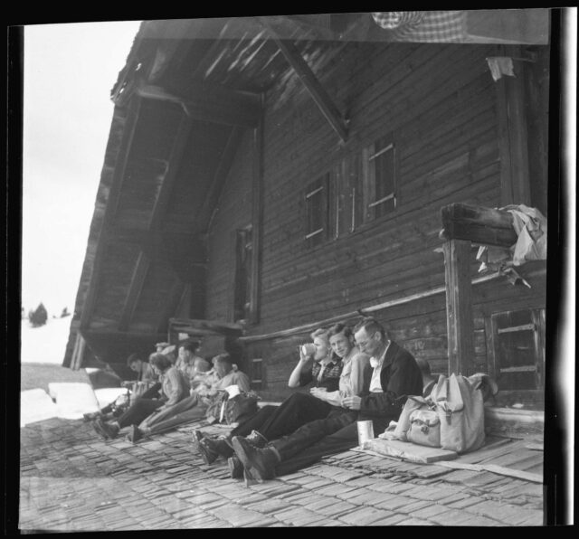 Touristen bei der SAC-Hütte Rinderalp/Turnen