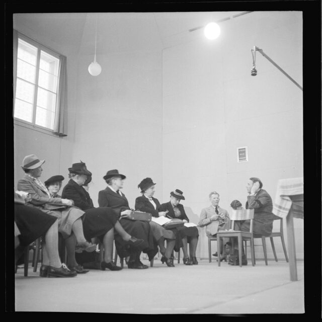 Radiohörerinnen im Studio Bern
