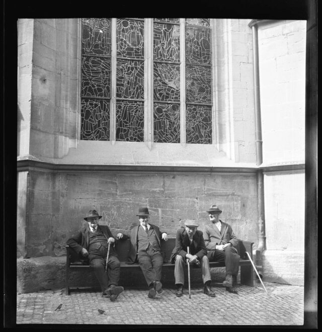 Männer auf einer Bank vor dem Münster