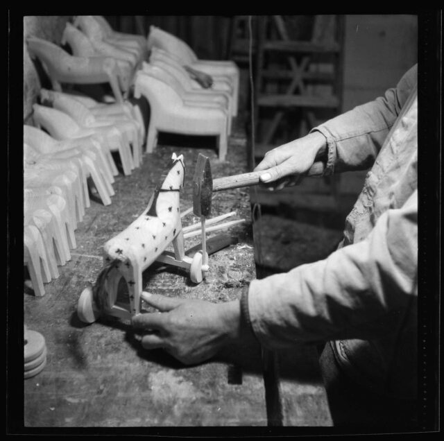 Herstellung von Holzpferden in der Drechslerei Ramseier, Ostermundigen
