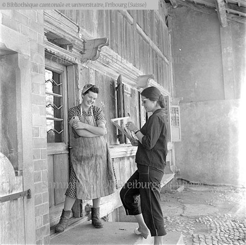 Campagne fribourgeoise: Malou Marti (-Progin), de Romont, avec une fermière