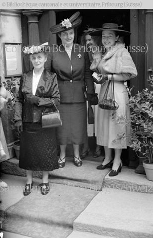 Mariage J.-Cl. Gauthier-Morard: dames aux chapeaux à la sortie de l'église
