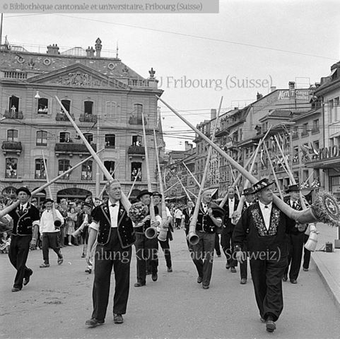 Fribourg, Place Georges-Python: Fête des Jodleurs, un fouillis de cors des Alpes