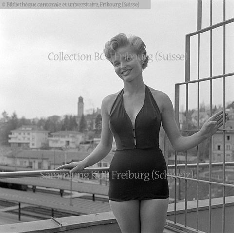 Fribourg: en surplomb de la Gare, Miss Suisse 1953 pose pour des maillots de bain