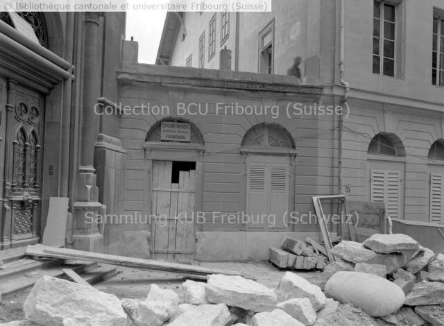 Fribourg, Bourg, à côté de la Cathédrale, rue des Chanoines: chantier de la Banque d'Etat