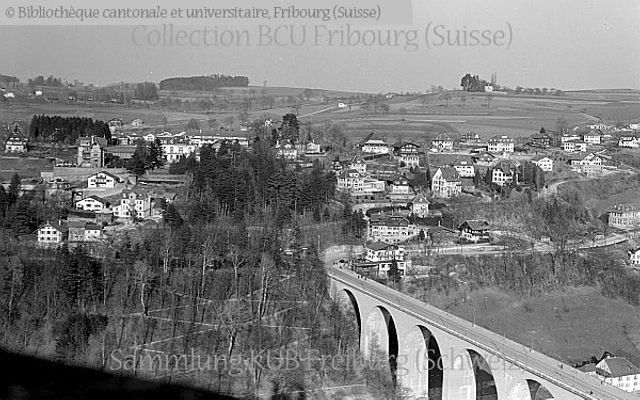 Fribourg: vue sur le Pont de Zaehringen, le chemin des Zig-Zag et le Schoenberg