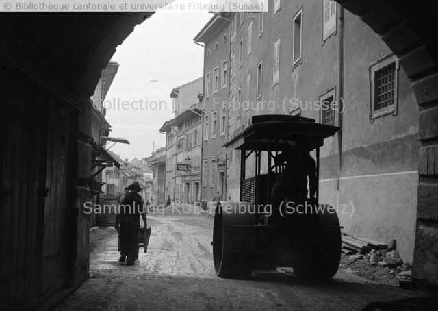 Fribourg, Bourg, rue des Alpes: chantier et rouleau compresseur