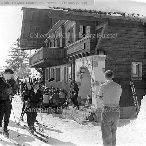 Veveyse, Les Joncs/Les Paccots: skieurs, Auberge des Joncs et sa terrasse