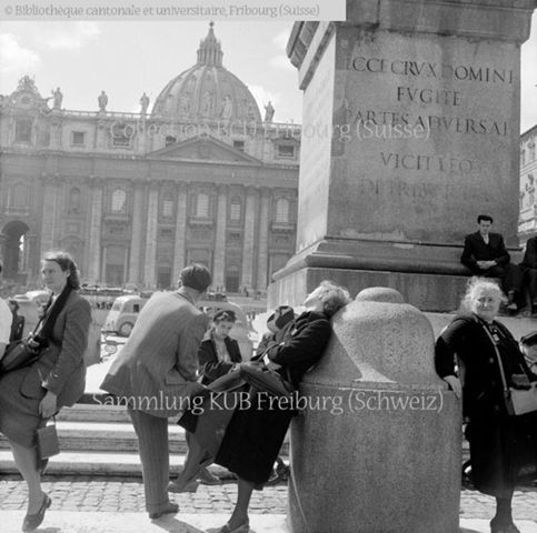 Italie, Rome, Place Saint-Pierre: "A Rome avec 500 pèlerins romands", repos sur la barrière de l'obélisque