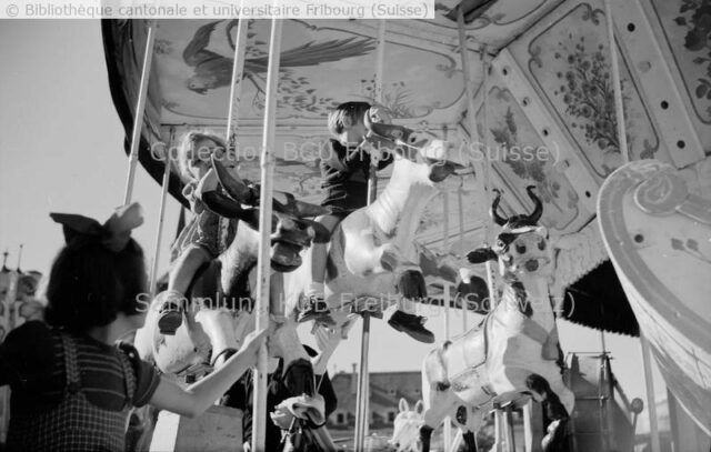 Fribourg, Grand-Places: fête foraine, les vaches du carrousel