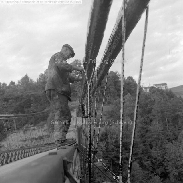 Fribourg: travaux d'entretien de l'ancien Pont-Suspendu du Gottéron (Laurent Thévoz spectateur)