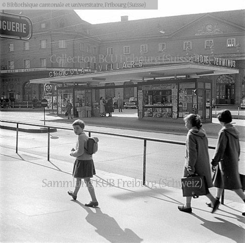 Fribourg, Place de la Gare: abri-bus et kiosque de la Gare