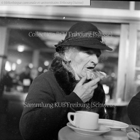 Sarine, Fribourg-Ville, Uniprix: moment de répit devant un café