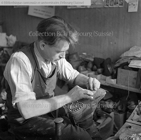 Fribourg: artisan cordonnier dans son atelier